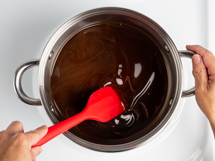 Remuer l’eau, le sucre, la mélasse et le vinaigre de cidre de pomme dans une casserole à fond épais