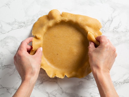 Presser la pâte dans le moule à tarte