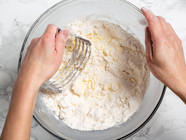 Défaire le beurre dans la farine avec un coupe-pâte
