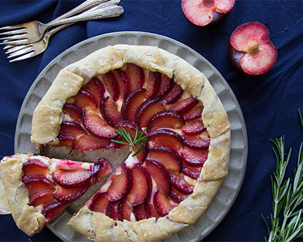 Tarte aux prunes, mascarpone et romarin