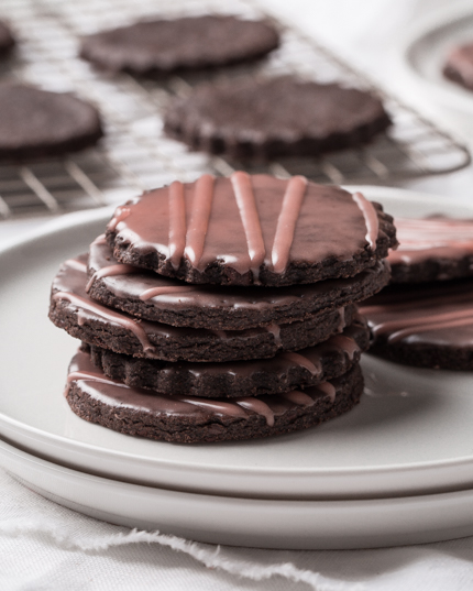 Pile de biscuits au chocolat dans une assiette