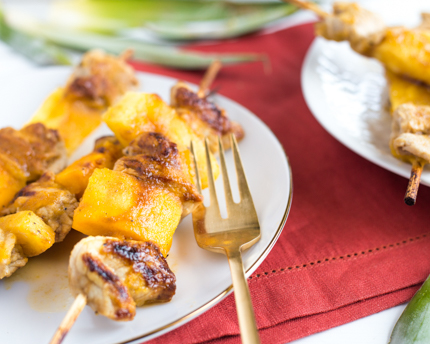 Brochettes laquées de porc et ananas