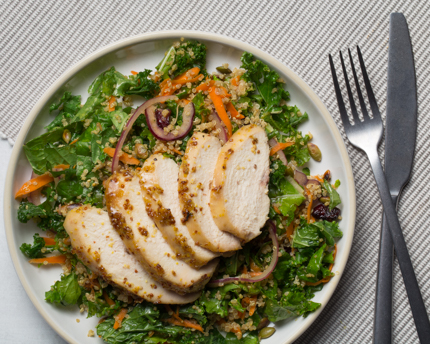 Poulet érable-moutarde sur salade de quinoa et chou frisé