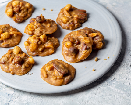 Pralines aux noix mélangées sur une assiette bleu clair