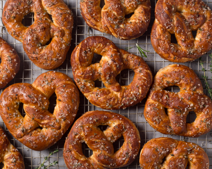 Bretzels cuits au four sur une grille de refroidissement