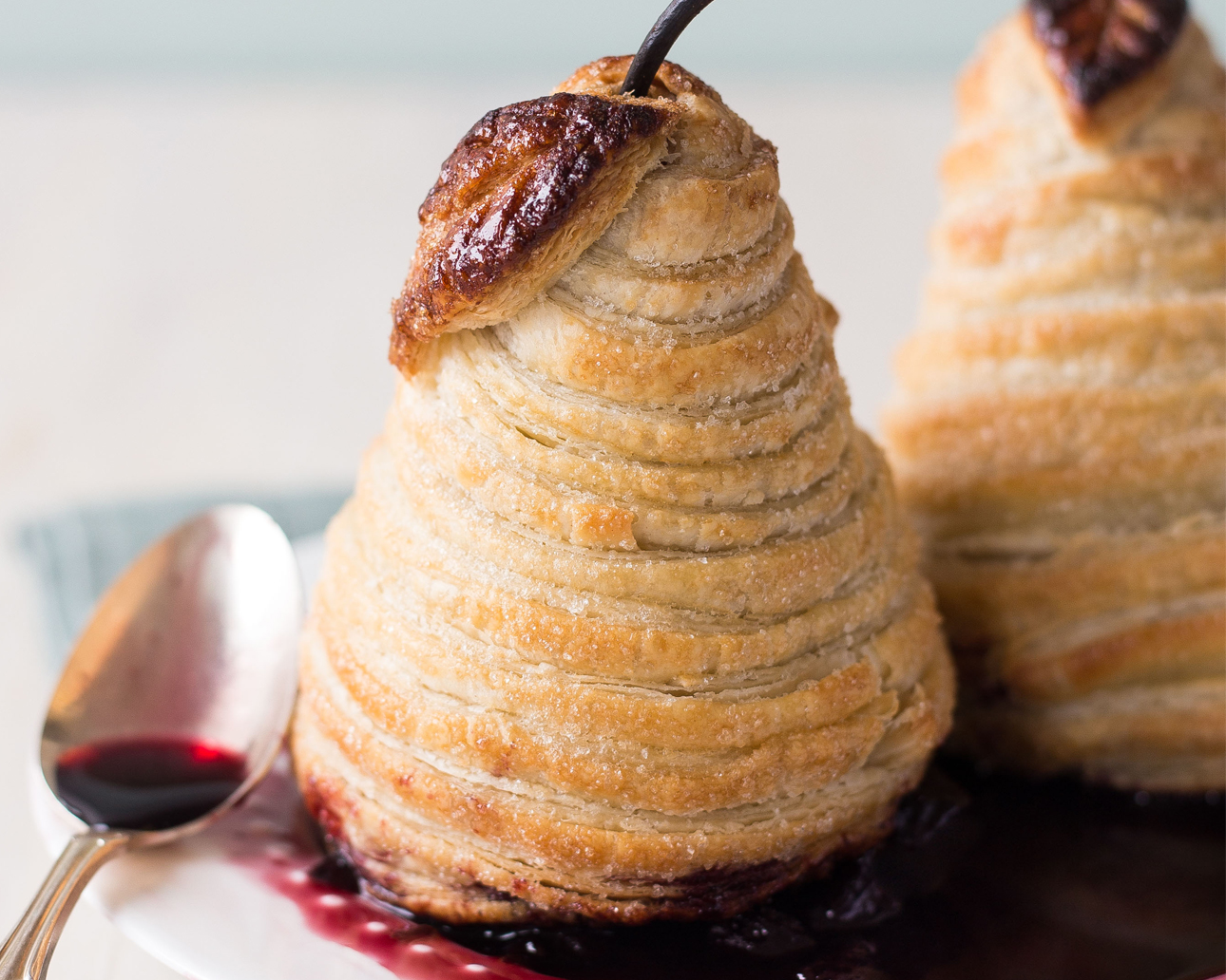 Poires croustillantes pochées au vin rouge