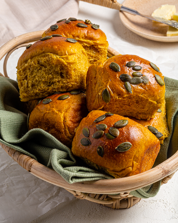 un panier de pain aux épices de citrouille