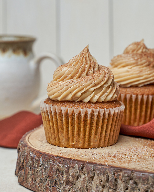  Cupcakes à la citrouille avec glaçage sur un plateau de service en bois naturel