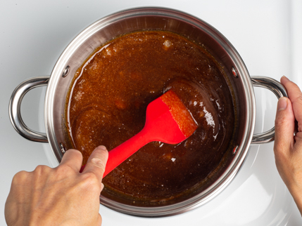 Remuer le sucre complètement fondu dans une casserole