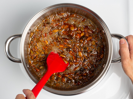 Incorporer les graines de citrouille dans le sucre fondu dans une casserole