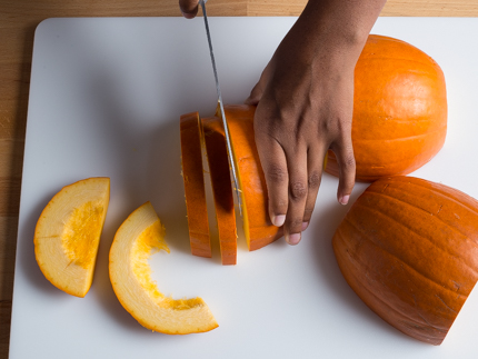 Découpage d’une citrouille avec un grand couteau