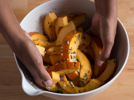 Tranches de citrouille mélangées à la main dans un bol