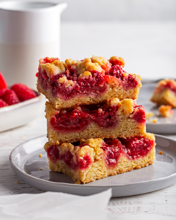 Trois barres crumble aux framboises empilées