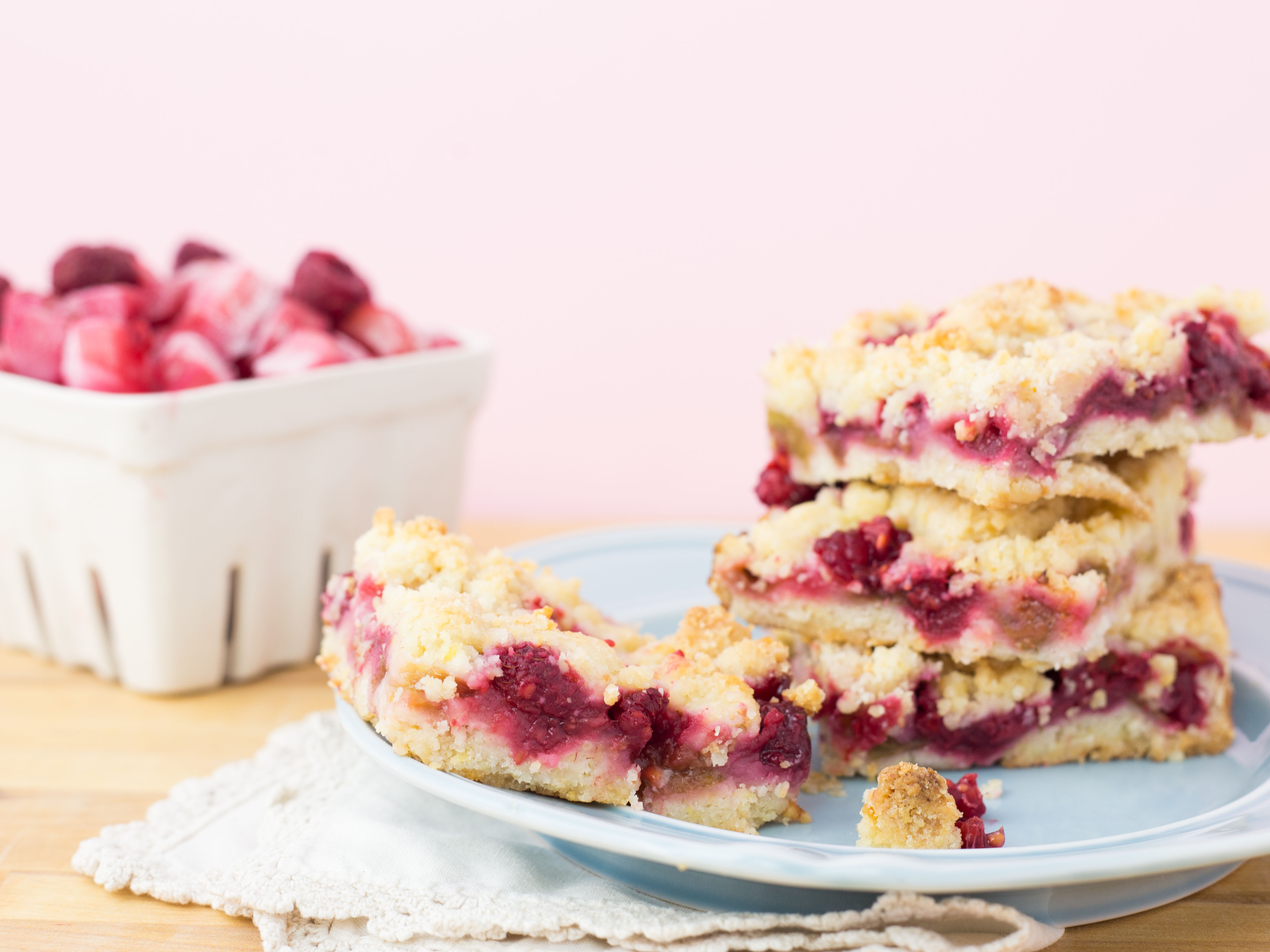 Barres crumble à la rhubarbe et aux framboises