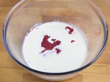 Bol de purée de framboises et de crème