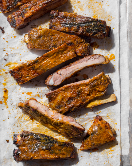 Côtes levées de porc avec sauce barbecue à la moutarde, sur du papier