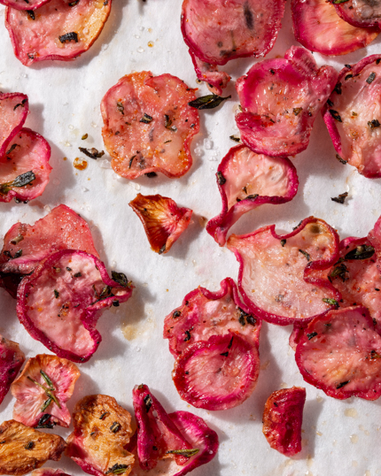 Croustilles de radis au romarin sur un comptoir blanc