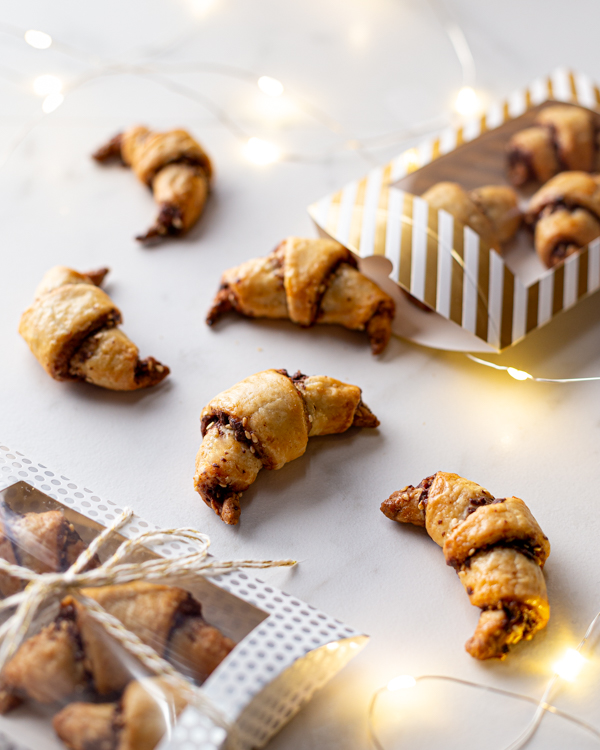 Rugelach chocolat et tahini emballé dans une boite