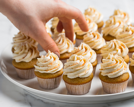 Mini cupcakes au gingembre avec glaçage crème au rhum