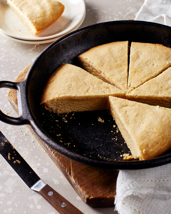 Biscuit au sucre coupé en morceaux dans une poêle, un morceau servi sur une assiette.