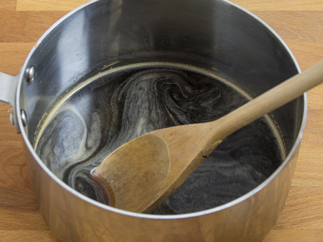 Petite casserole avec sirop à la stout et une cuillère de bois