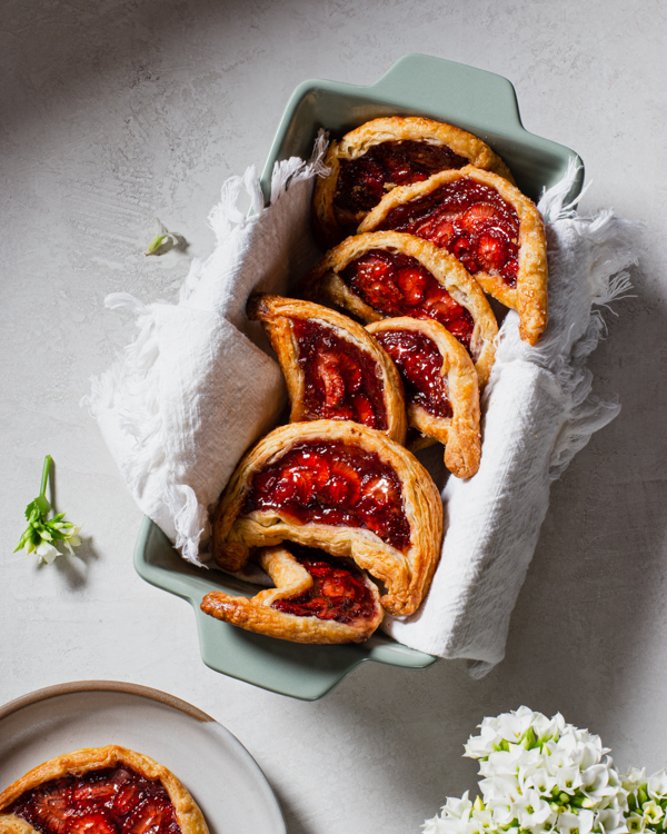 Galettes aux fraises et aux dattes dans un moule à pain tapissé d'un torchon.