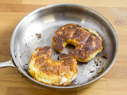 Deux croissants farcis dans une poêle