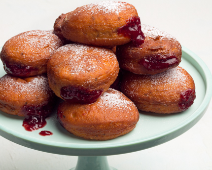 Une montagne de soufgaiyot avec gelée coulante, disposés sur un présentoir à gâteau