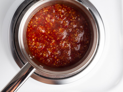 Sauce chili doux qui frémit dans une casserole