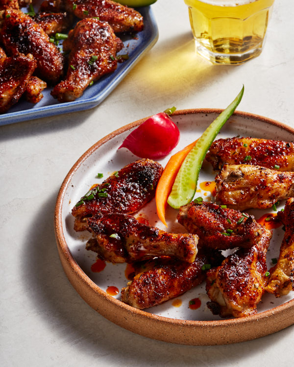 Une assiette d’ailes de poulet grillées sucrées et épicées accompagnées de crudités