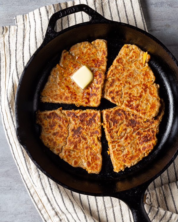 Farls aux patates douces dans une poêle en fonte avec une noix de beurre