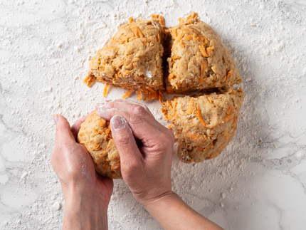 Rouler des boules de pâte à la main