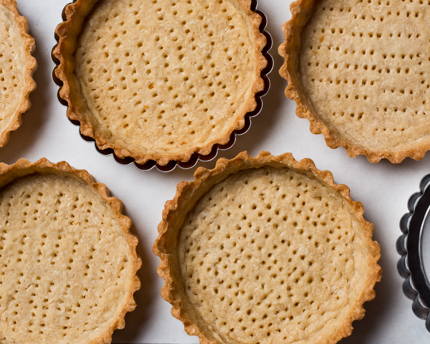 Croûtes à tartelettes à la noix de coco grillée sans garniture