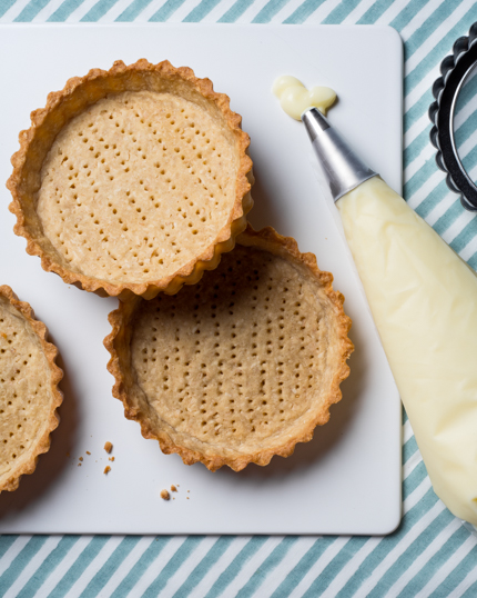 Croûtes à la noix de coco grillée pour tartelettes vides avec une poche à douille