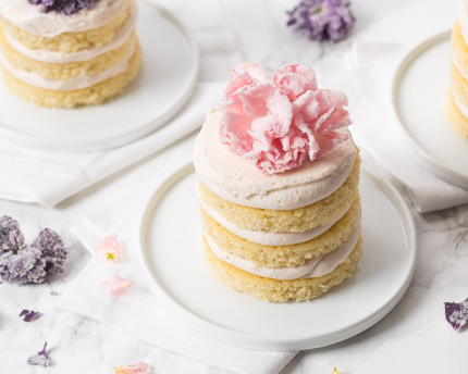 Petits gâteaux au babeurre avec fleurs givrées