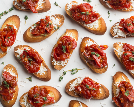 Crostini avec confiture de tomate joliment disposés avec des fines herbes