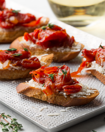 Crostini avec confiture de tomates sur un plateau