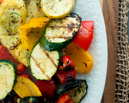 Légumes d'été grillés marinés aux herbes et à lail