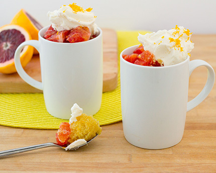 Gâteau sans gluten aux agrumes dans une tasse