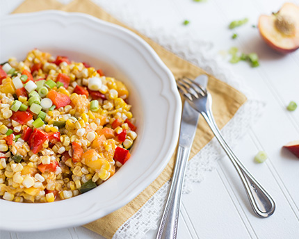 Salade de maïs et pêches grillées avec vinaigrette sucrée