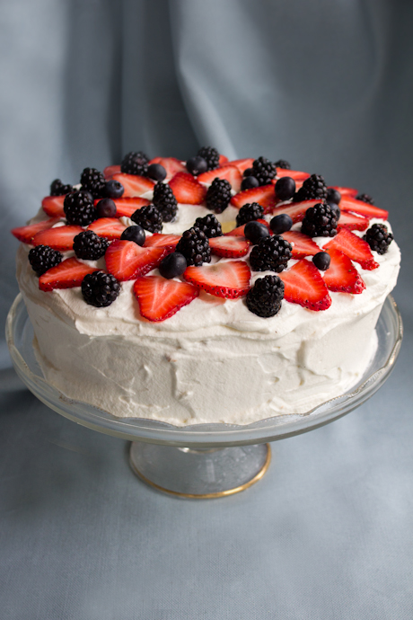 Gâteau des anges avec crème fouettée et coulis de fruits rouges