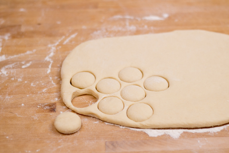 baked-doughnut-cutting-how-to-3