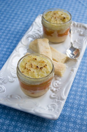 Pouding au riz avec sa confiture de lait, compote dabricot et sablé