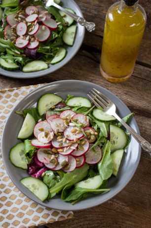 Mélange de verdure avec sa vinaigrette sucrée à  la moutarde de Dijon