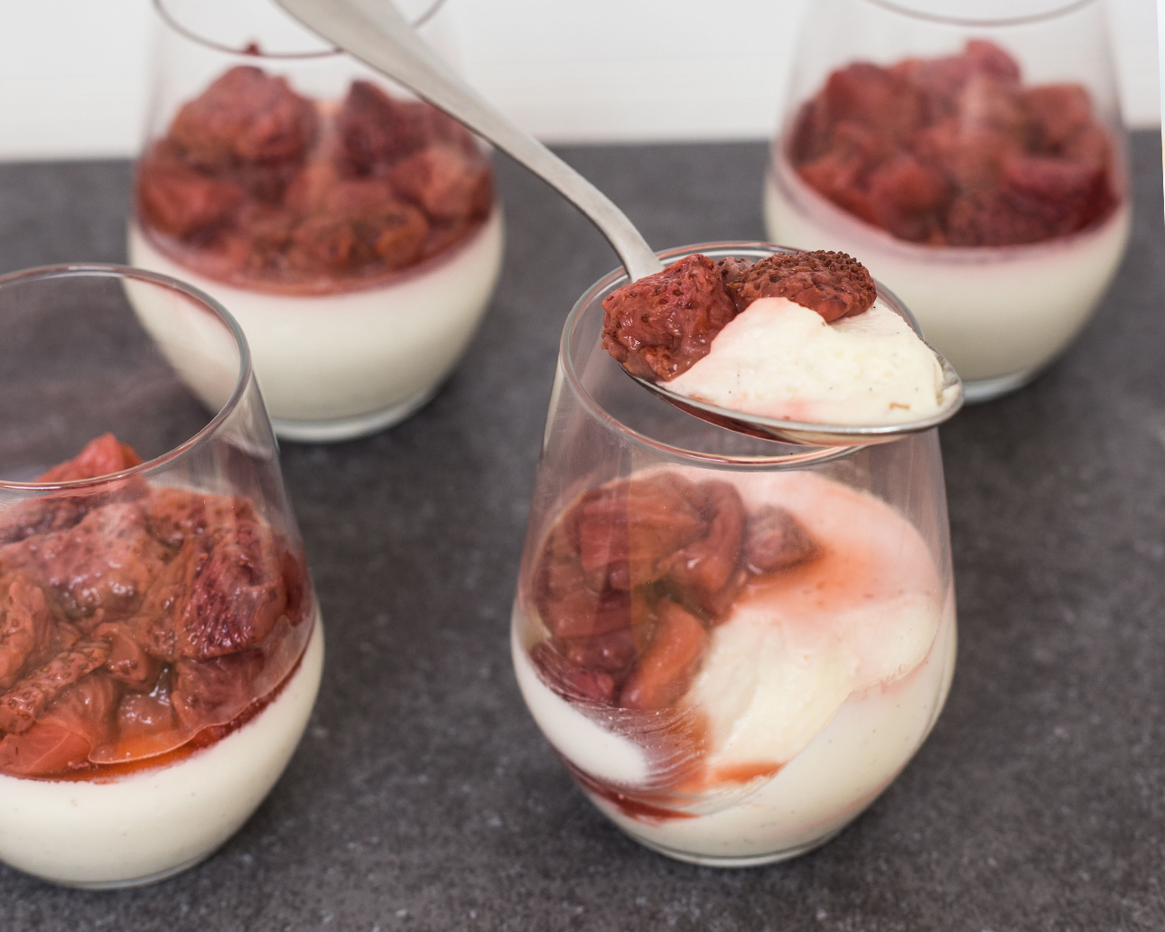 Panna cotta simple avec fraises pochées