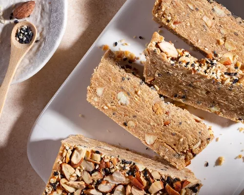 Halva aux amandes tranchée sur un plateau