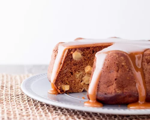 Gâteau aux pommes avec un glaçage de caramel