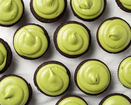 Cupcakes au chocolat avec glaçage à l'avocat