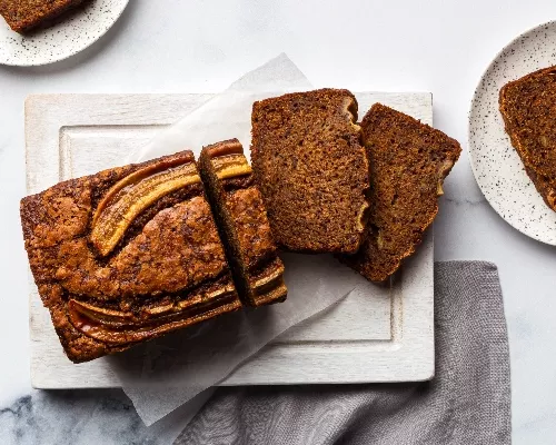 Pain aux bananes coupé sur une planche en bois