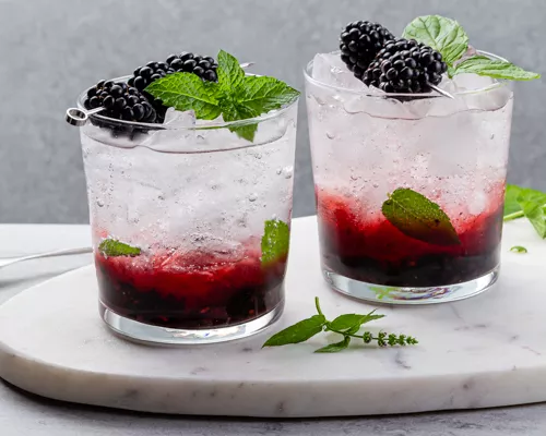 Deux tasses de bramble aux mûres